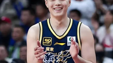 曼联联赛杯最佳球员范德贝克星光熠熠，荣膺大奖。